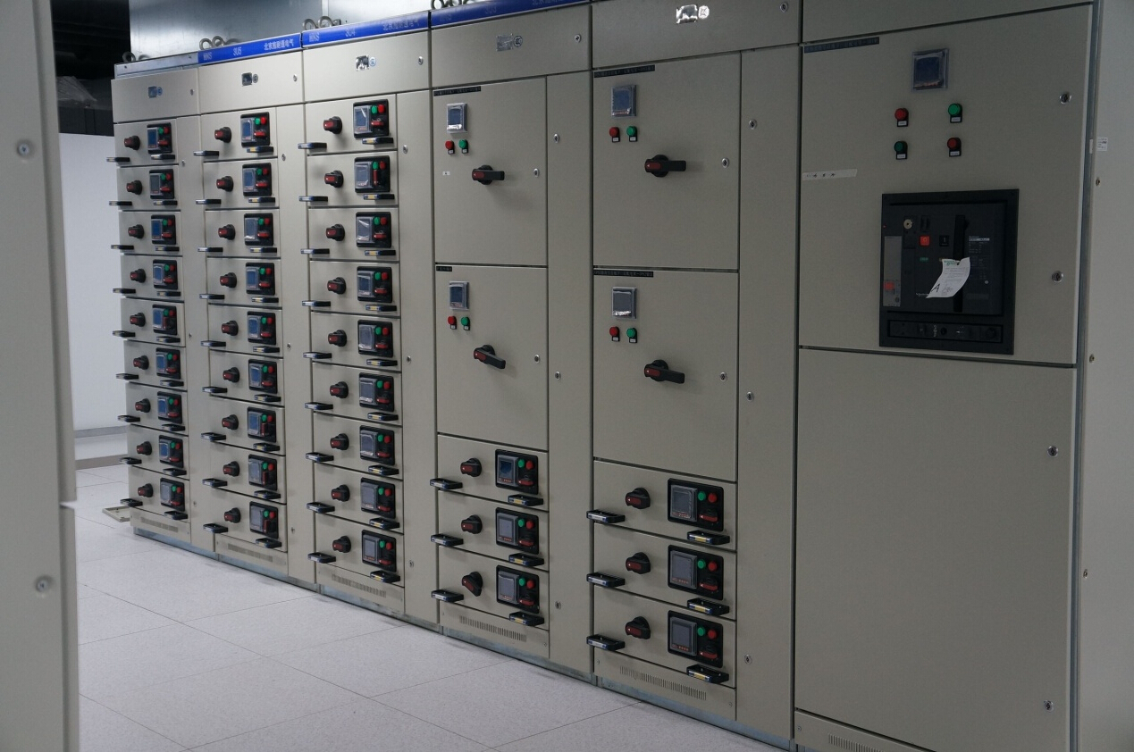 采用雙路市電、UPS、確保機房設備穩(wěn)定運行